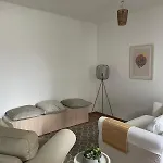 Modern & Cozy 4-room With Charm 아파트